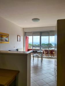 - une cuisine et une salle à manger avec vue sur l'océan dans l'établissement Casa Pinolo Monolocale Vista Mare, à Follonica