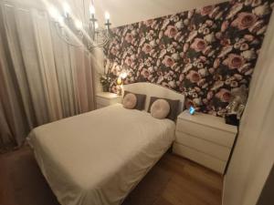 um quarto com uma cama com dois bichos de peluche em Avenue de Caen em Rouen