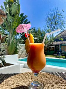 einen Drink in einem Glas auf einem Tisch in der Unterkunft Villa Kasadya in Panglao