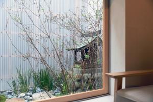 un reflejo de una casa de pájaros en una ventana en Bokuyado Nishijin, en Kioto