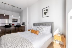 Köök või kööginurk majutusasutuses Loop Studio w Gym Pool nr Chicago Riverwalk CHI-240