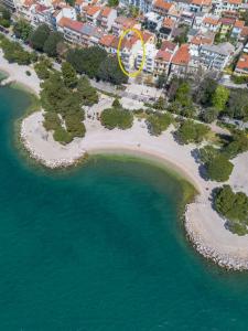 een uitzicht vanuit de lucht op een strand met een gele cirkel bij Apartmani Šimi - The Wave in Crikvenica