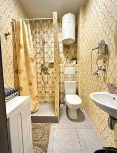 een badkamer met een toilet en een wastafel bij Мелодия прованса в старом центре in Charkov
