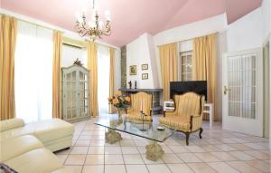 uma sala de estar com um sofá, cadeiras e uma mesa em Gorgeous Home In Viareggio With Kitchen em Viareggio