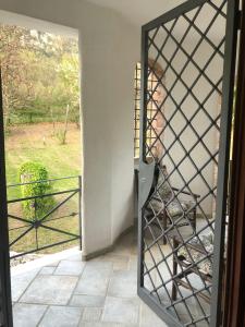 een open deur met uitzicht op een tuin bij B&B Villa Torri Petrose in Pontelatone