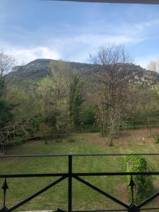 een uitzicht op een berg vanaf een hek bij B&B Villa Torri Petrose in Pontelatone