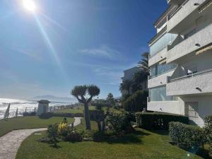 Zdjęcie z galerii obiektu Marbella Playa Real with sea view w Marbelli