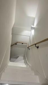 マンチェスターにある2 Bedroom Apartment in Salford Manchesterの白い天井の建物内の白い階段