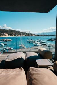 a living room with a view of a marina at Le Golfe in Porto Pollo