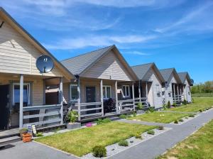 a row of cottages in a row at Bajkowe Chatki in Rusinowo