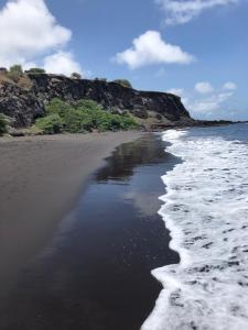 - une plage avec l'océan et le littoral dans l'établissement Casa Chiquinha, à Ribeira da Prata