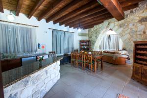 una cucina e un soggiorno con tavolo e sedie di Villa Olive Grove 3 a Paphos