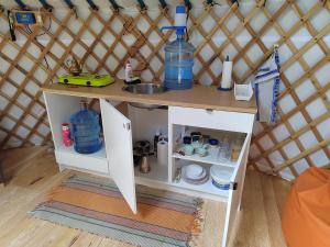 ein kleiner Tisch mit einem Waschbecken und Wasserflaschen darauf in der Unterkunft Jurta Ve Hvozdech in Blansko
