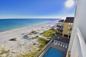 un apartamento en condominio con vistas a la playa desde el balcón en Caribbean 401, en Gulf Shores