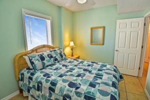 1 dormitorio con cama y ventana en Caribbean 401, en Gulf Shores