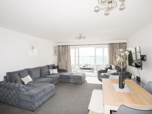 sala de estar con sofá y mesa en 26 Awel Y Mor en Pwllheli