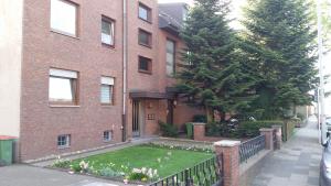 a brick building with a small garden in front of it at Unterkunft A.Lambrecht in Oberhausen