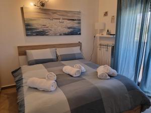 - une chambre avec un lit et des serviettes dans l'établissement GIULIA'S HOUSE - Natura & Avventura, à Castel di Sangro