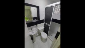 ein Badezimmer mit Waschbecken, Toilette und Spiegel in der Unterkunft Bm-16 room near the sea with air conditioning and WIFI in Cartagena de Indias + 3 Fotos