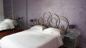 1 dormitorio con 2 camas con sábanas blancas en B&B Terrazza Belfiore, en Florencia