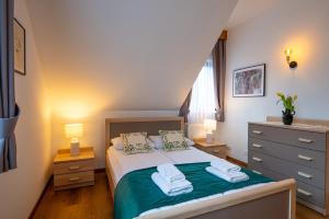 Łóżko lub łóżka w pokoju w obiekcie Apartamenty Otulina