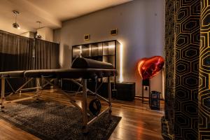 ein Wohnzimmer mit einem Klavier und einer Bühne in der Unterkunft Apartament Tylko Dla Dorosłych - Body Pleasure Room in Łódź