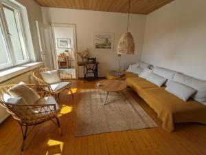 een woonkamer met een bank en een tafel en stoelen bij Haus Willi von Tinyhaus Steinhude in Steinhude