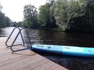 Výhled na řeku, která protéká v blízkosti chaty
