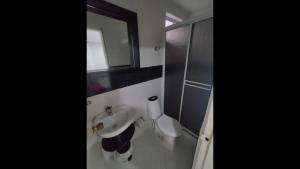 ein Badezimmer mit Waschbecken und Toilette in der Unterkunft Bm-8 room near the sea with air conditioning and WIFI in Cartagena de Indias