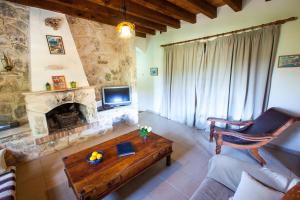 un soggiorno con divano e camino di Villa Olive Grove 3 a Paphos