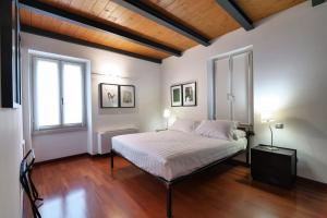a bedroom with a bed and a window at Nenè-Il Vicolo Apartments and Rooms in Bellagio