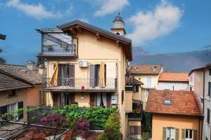 a building with a lighthouse on top of it at Nenè-Il Vicolo Apartments and Rooms in Bellagio