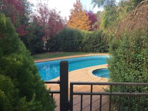 una piscina en un jardín junto a una valla en Bright on Track en Bright