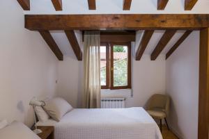 Posteľ alebo postele v izbe v ubytovaní Casa de lujo 15 mim de la playa Comillas entre mar y montaña