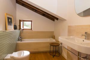 Kúpeľňa v ubytovaní Casa de lujo 15 mim de la playa Comillas entre mar y montaña