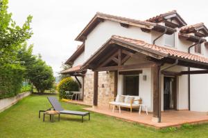 Vonkajšia záhrada v ubytovaní Casa de lujo 15 mim de la playa Comillas entre mar y montaña