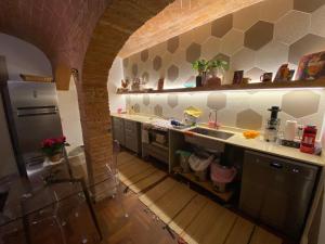 eine Küche mit einer Spüle und einer Theke in der Unterkunft Casa nel Chianti a Siena in Ponte A Bozzone