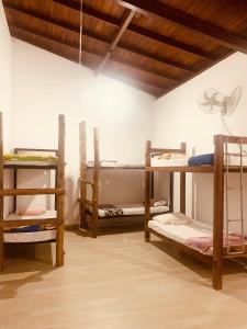 Zimmer mit 3 Etagenbetten in der Unterkunft Jungle city Hostel in Galle