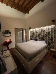 Schlafzimmer mit einem Bett mit gepolstertem Kopfteil in der Unterkunft Casa nel Chianti a Siena in Ponte A Bozzone