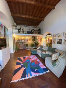 ein Wohnzimmer mit einem Sofa und einem Teppich in der Unterkunft Casa nel Chianti a Siena in Ponte A Bozzone