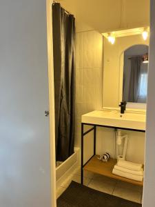 貝濟耶新城的住宿－恩梵特斯特力寶酒店，一间带水槽和镜子的浴室