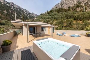 een hot tub op het terras van een huis bij Evo Suites Apartments in Limone sul Garda