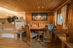 uma sala de jantar com uma mesa e um beliche em Chalet Kasern em Gais