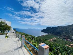 エルミグアにあるLightbooking Hermigua vista al mar y al Teideの丘から海の景色を望む