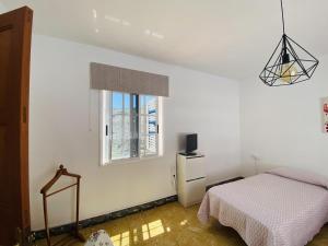 1 dormitorio con cama y ventana en Lightbooking Hermigua vista al mar y al Teide en Hermigua