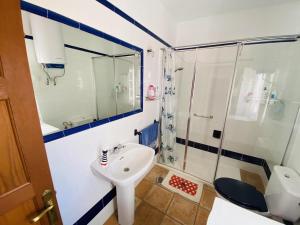 エルミグアにあるLightbooking Hermigua vista al mar y al Teideの洗面台、シャワー、トイレ付きのバスルーム +21枚の写真