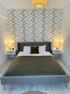 sypialnia z dużym łóżkiem i 2 szafkami nocnymi w obiekcie City Center Accommodation 111 w mieście Reşiţa
