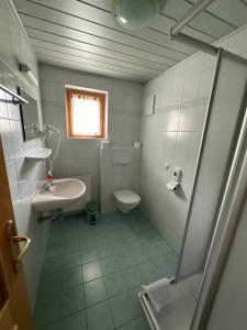 Koupelna v ubytování Gasthof Schönblick Rußbach + 37 fotografií