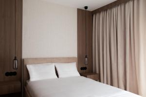 a bedroom with a large bed with white sheets at Apartament Legionów- A15 w centrum Kalisza in Kalisz