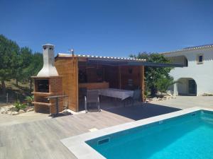a backyard with a swimming pool and a house at Pérola de Sandy in Paderne